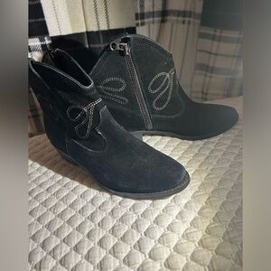 Vaneli Women’s black ankle boots suede western boots size 8, medium
